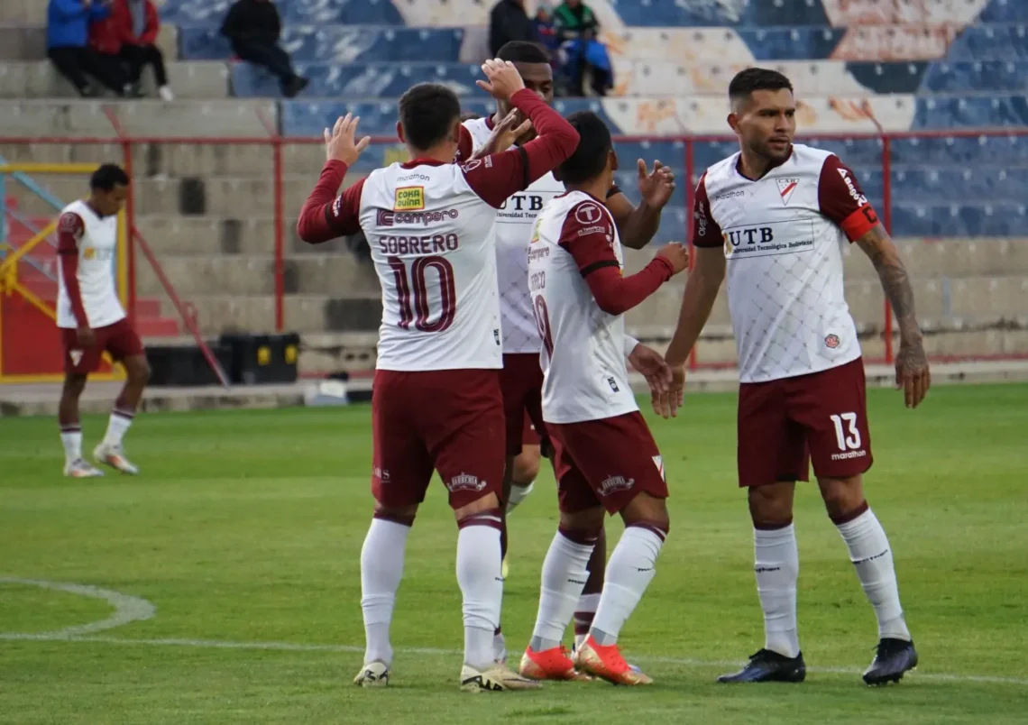 Los jugadores de Always Ready celebran uno de los goles en el Titán (APG)