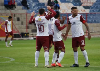 Los jugadores de Always Ready celebran uno de los goles en el Titán (APG)