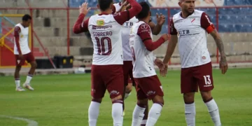 Los jugadores de Always Ready celebran uno de los goles en el Titán (APG)