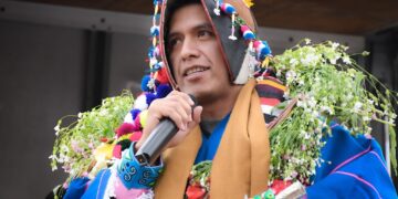 Andrónico Rodríguez luce regalos y una bastón de mando en Potosí, el sábado.