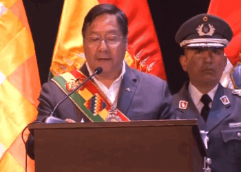 El presidente Luis Arce durante la sesión de honor de Tarija.