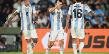 Los jugadores argentinos celebran el gol del triunfo.
