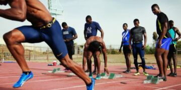 Un grupo de atletas que también son instructores en plena competencia.