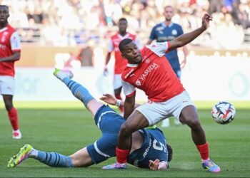 Balerdi aparece en el suelo en el partido del Marsella contra el Reims