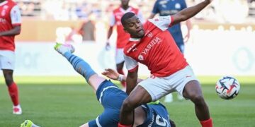 Balerdi aparece en el suelo en el partido del Marsella contra el Reims