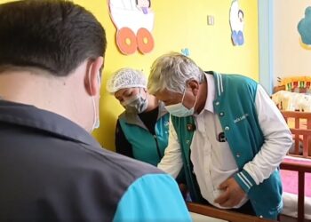 El alcalde Iván Arias acudió a visitar a la bebé al albergue donde se refugia. Foto: GAMLP.
