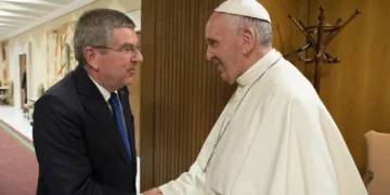 Thomas Bach y el Papa Francisco (Archivo AFP)