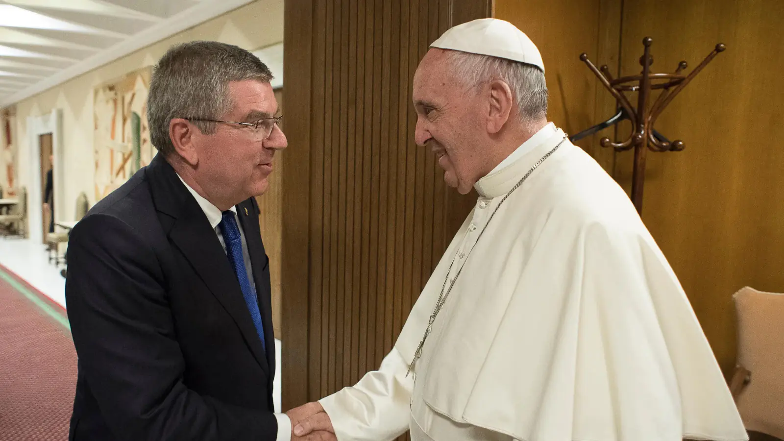 Thomas Bach y el Papa Francisco (Archivo AFP)