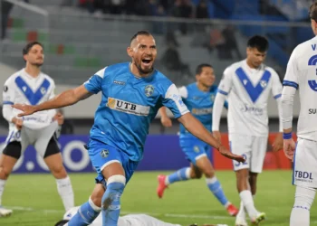 Barbosa, caudillo de Aurora, grita el primer gol de San Antonio a todo pulmón. (APG)