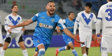 Barbosa, caudillo de Aurora, grita el primer gol de San Antonio a todo pulmón. (APG)