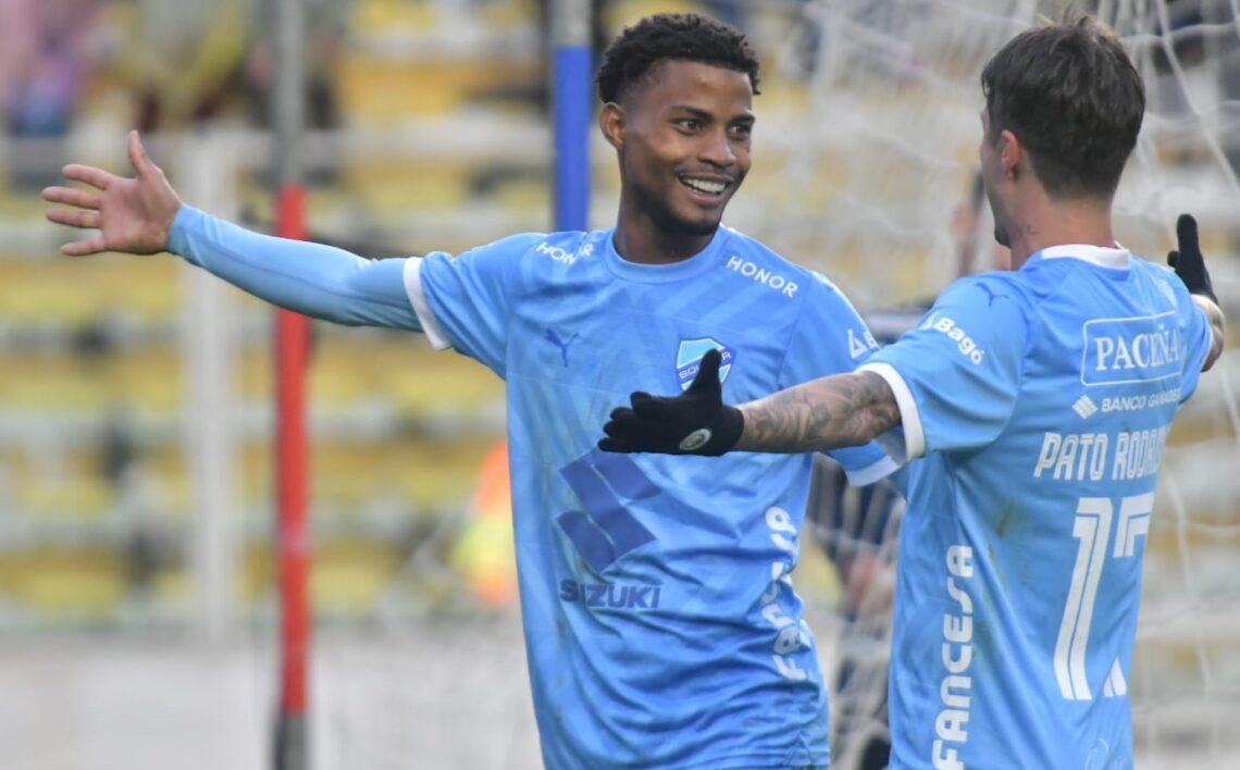 El dominicano Dorny Romero y el argentino-boliviano Patricio Rodríguez celebran el primer gol.