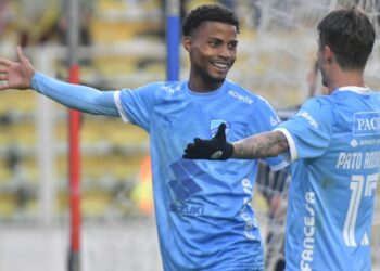 El dominicano Dorny Romero y el argentino-boliviano Patricio Rodríguez celebran el primer gol.