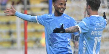 El dominicano Dorny Romero y el argentino-boliviano Patricio Rodríguez celebran el primer gol.