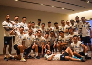 Toda la plantilla de la Academia en Asunción, donde esta tarde jugará desde las 18.00