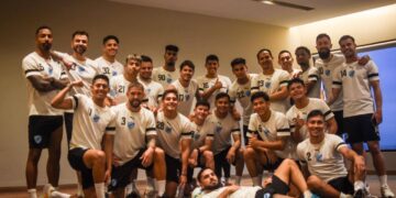 Toda la plantilla de la Academia en Asunción, donde esta tarde jugará desde las 18.00