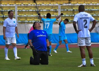 Un festejo de los jugadores del 2004 sobre el plantel de 2014.