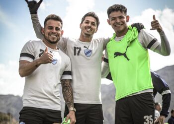 Los jugadores de Bolívar como Henry Vaca, Patricio Rodríguez y otro de los integrantes en Ananta.