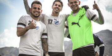 Los jugadores de Bolívar como Henry Vaca, Patricio Rodríguez y otro de los integrantes en Ananta.