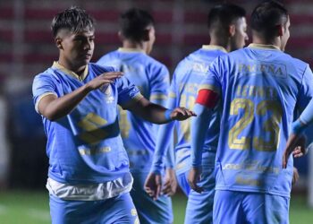 John Velásquez (izq.) y Leonel Justiniano, junto a sus compañeros, celebran el tercer gol este viernes.
