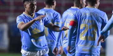 John Velásquez (izq.) y Leonel Justiniano, junto a sus compañeros, celebran el tercer gol este viernes.