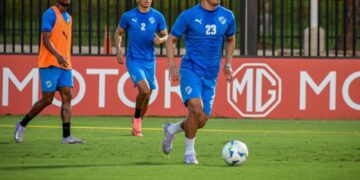 El volante y capitán de Bolívar, Leonel Justiniano, traslada el balón en la práctica en Asunción este domingo.