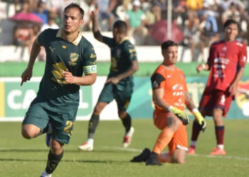 Leonel Justiniano inicia el festejo para el 2-1 de Bolívar ante Guabirá, este domingo en Montero. (APG)