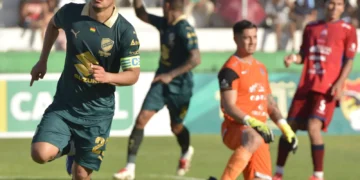Leonel Justiniano inicia el festejo para el 2-1 de Bolívar ante Guabirá, este domingo en Montero. (APG)
