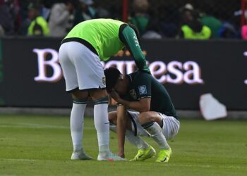 Miguel Terceros llora tras el empate y es consolado por un compañero.