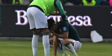 Miguel Terceros llora tras el empate y es consolado por un compañero.