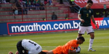 Rochet controla el balón y cada que puede pierde el tiempo.