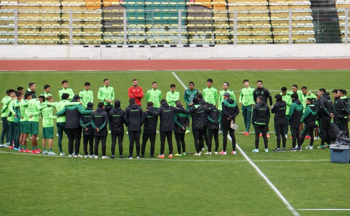 El plantel de Bolivia en el cierre de sus entrenamientos en el Hernando Siles.