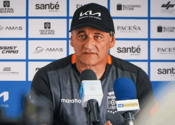 Carlos Bustos en su anterior club en el fútbol boliviano.