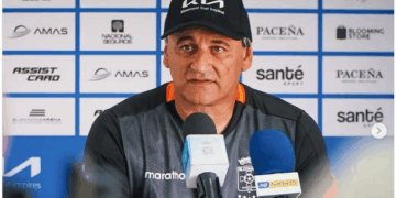 Carlos Bustos en su anterior club en el fútbol boliviano.