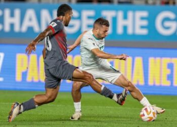 El australiano Kosta Barbarouses presionado por Mickael Partodikromo, de Nueva Caledonia