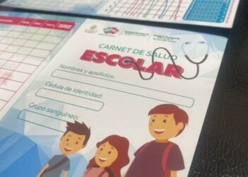 Los estudiantes de entre cinco y 19 años reciben el documento. Foto: AMUN.