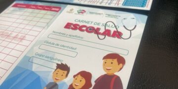 Los estudiantes de entre cinco y 19 años reciben el documento. Foto: AMUN.