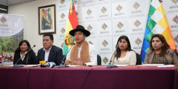 El viceministro de Turismo, Hiver Flores, brindó una conferencia junto al alcalde de Copacabana y otros representantes. Foto: Ministerio de Desarrollo Productivo y Economía Plural.