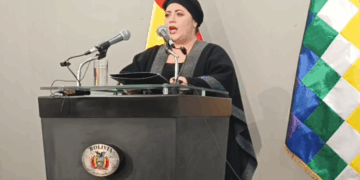 La ministra de la Presidencia, María Nela Prada, brinda una conferencia de prensa.