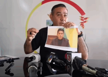 El diputado evista Anyelo Céspedes denuncia al presidente del Senado, Andrónico Rodríguez.