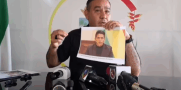 El diputado evista Anyelo Céspedes denuncia al presidente del Senado, Andrónico Rodríguez.
