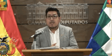 El presidente de la Cámara de Diputados, Omar Yujra, brinda una conferencia de prensa.