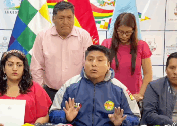 El senador Leonardo Loza brinda una conferencia de prensa.