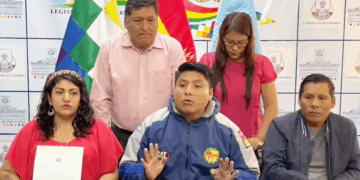 El senador Leonardo Loza brinda una conferencia de prensa.