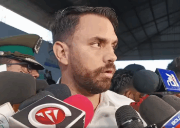 El ministro de Gobierno, Eduardo del Castillo, es entrevistado por la prensa.