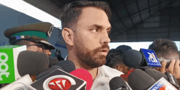 El ministro de Gobierno, Eduardo del Castillo, es entrevistado por la prensa.