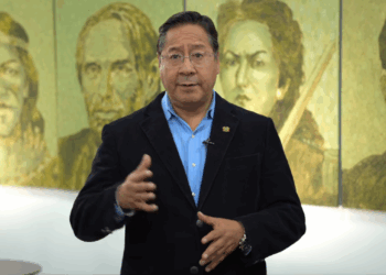 El presidente Luis Arce brinda un mensaje a su militancia.