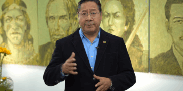 El presidente Luis Arce brinda un mensaje a su militancia.