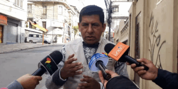 El vocal del TSE, Tahuichi Tahuichi, es entrevistado por la prensa.