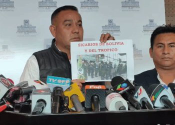 El diputado evista Ángelo Céspedes, brinda una conferencia de prensa.