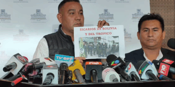 El diputado evista Ángelo Céspedes, brinda una conferencia de prensa.